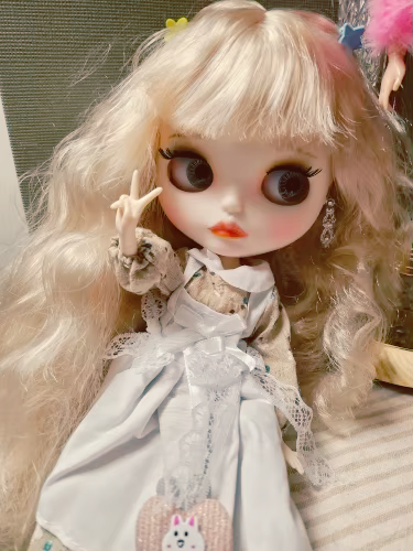 Linda - Neo Blythe Doll with Blonde Gold Hair, White Skin, Matte Cute Face & Custom Jointed