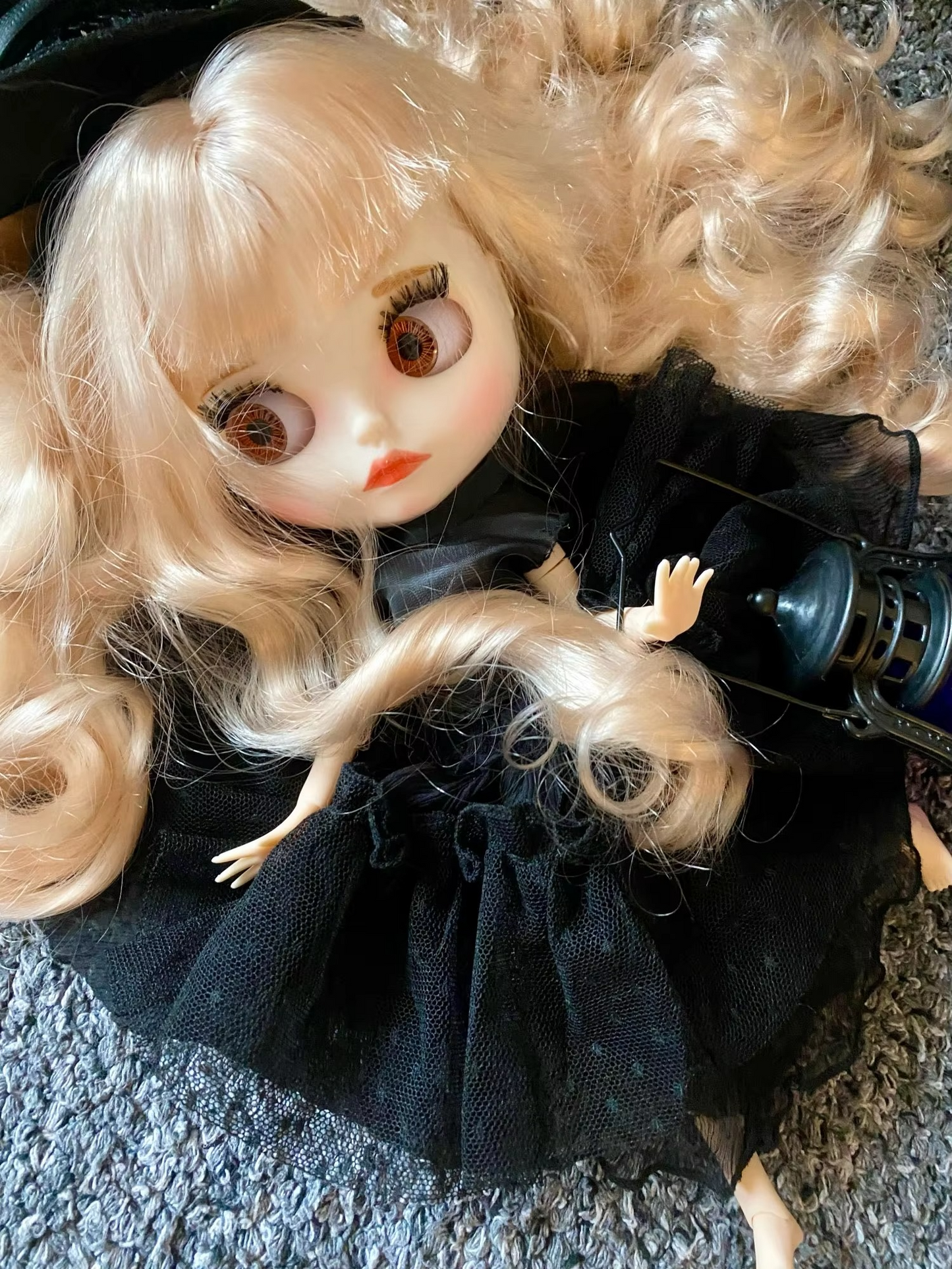 Linda - Neo Blythe Doll with Blonde Gold Hair, White Skin, Matte Cute Face & Custom Jointed